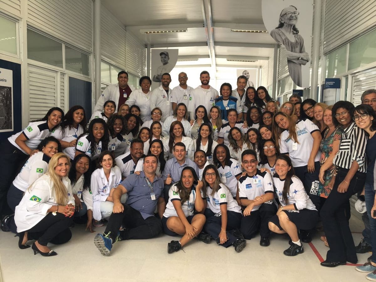 Encontro com trabalhadoras e trabalhadores da saúde reunidos em um corredor de unidade