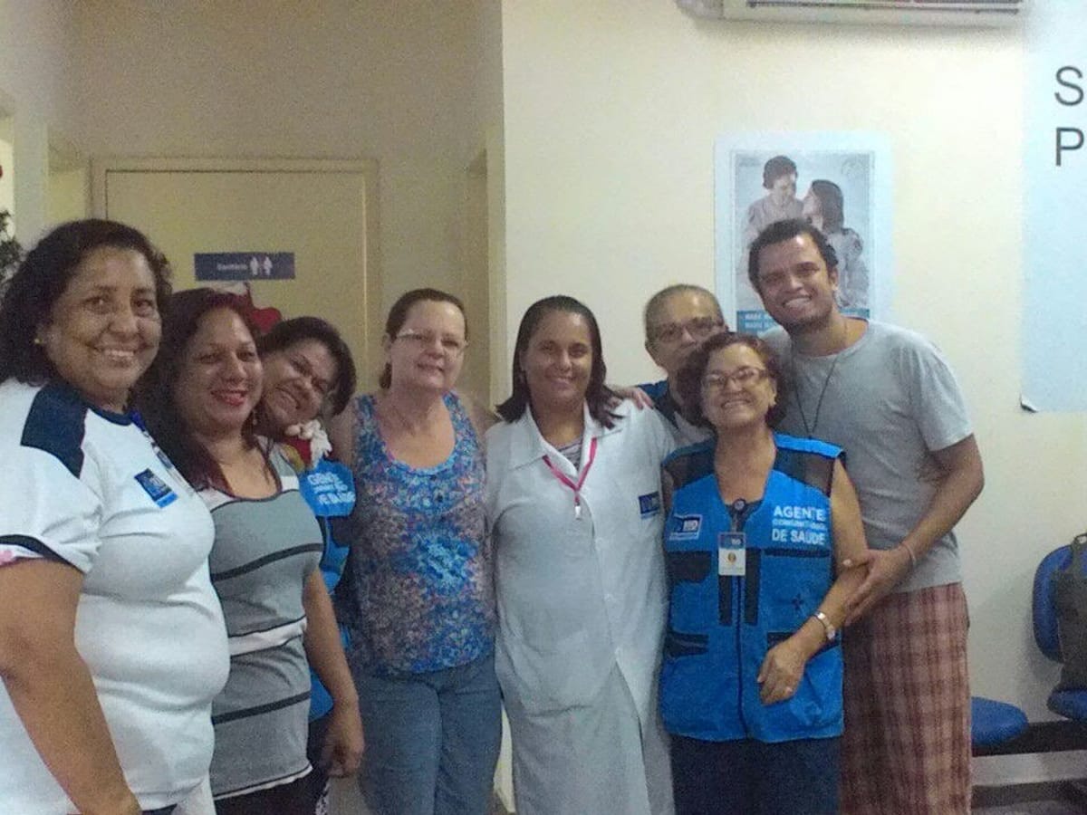 Equipe de saúde e agentes comunitários reunidos em uma unidade de saúde