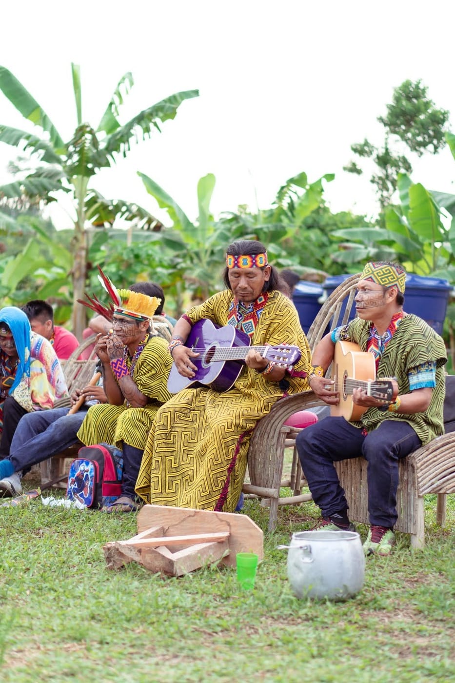 Roda de música na aldeia, durante o retiro na floresta