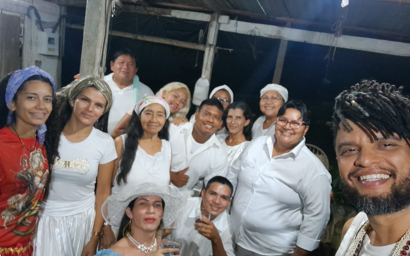 Encontro de cuidado na Casa da Cabocla Erondina, com a comunidade vestida de branco
