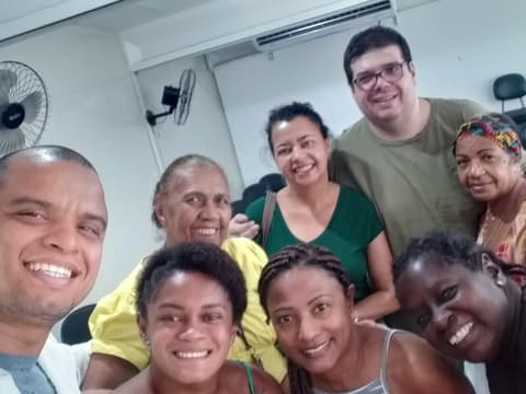Grupo reunido em sala de uma unidade de saúde