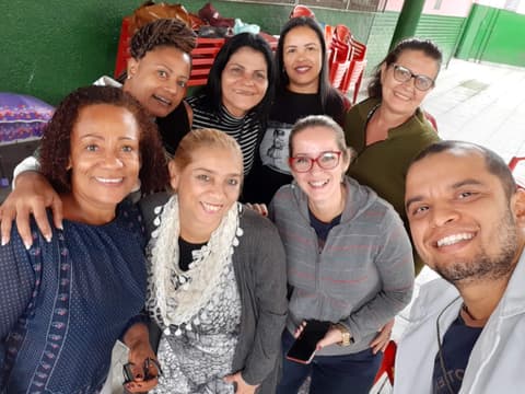 Mulheres de um grupo de cuidado reunidas em foto
