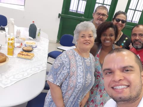 Confraternização à mesa com integrantes de um grupo