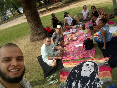 Piquenique de um grupo no gramado