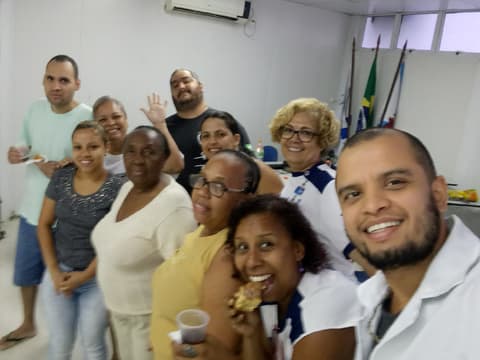 Grupo reunido em sala de uma unidade de saúde