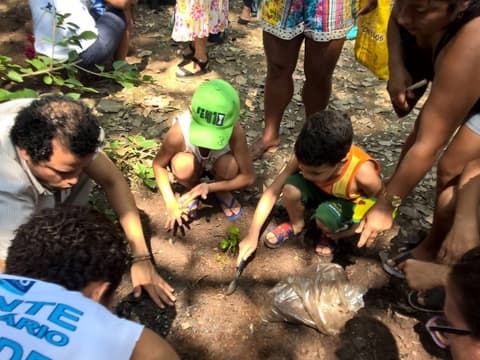 Plantio com crianças na horta comunitária