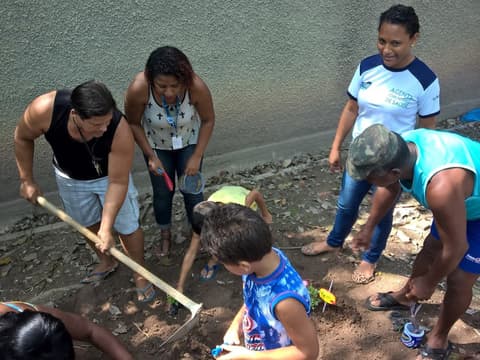 Mutirão de plantio na horta, com agentes comunitários de saúde