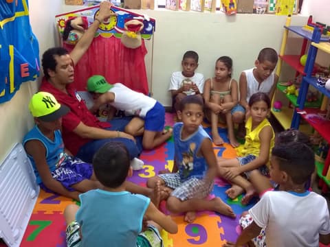 Roda com crianças em uma sala de brinquedos